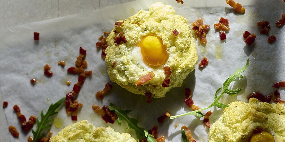 Egg clouds met pancetta, tijm en oregano