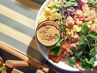 Salade thaï aux scampis, sauce aux cacahuètes