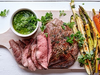 Rosbief met pesto en geroosterde groenten met parmigiano