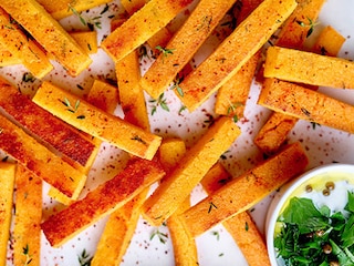 Frites de polenta au parmesan, sauce au poivre vert