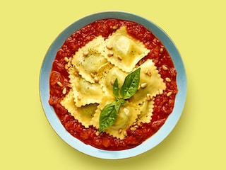 Easy ravioli spinazie-ricotta met tomatensaus