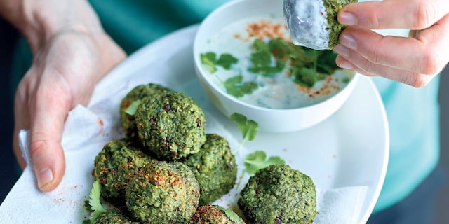 Boulettes de quinoa aux épinards, sauce au yaourt