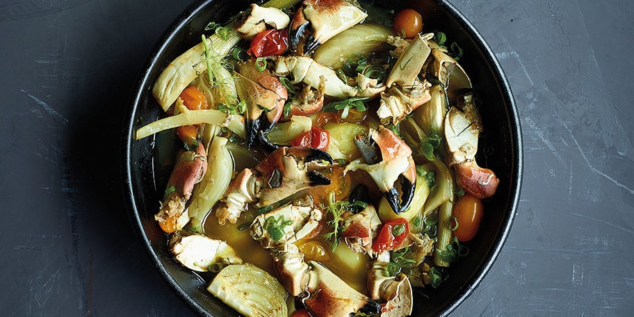 Stoverij van krab met kerstomaat en venkel