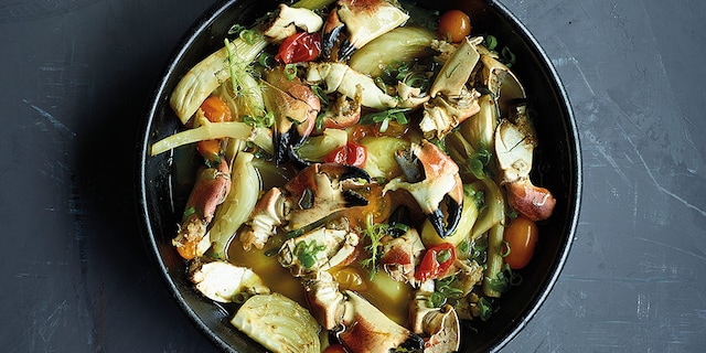 Stoverij van krab met kerstomaat en venkel