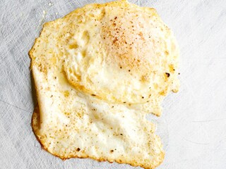 œuf sur le plat retourné