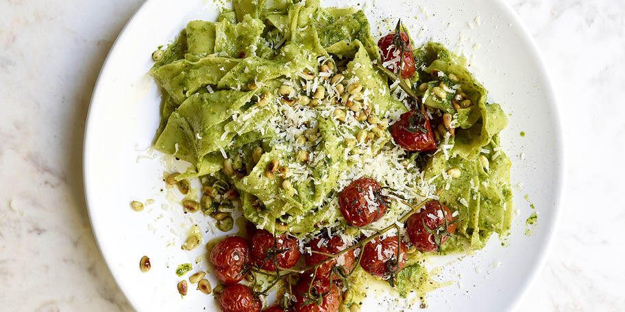 Pappardelle fraîches au cresson, tomates cerises rôties et pignons