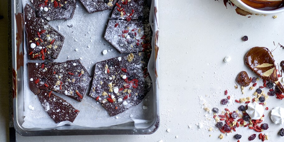 Plaque de chocolat au granola et aux meringues