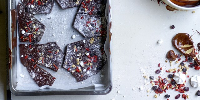 Plaque de chocolat au granola et aux meringues