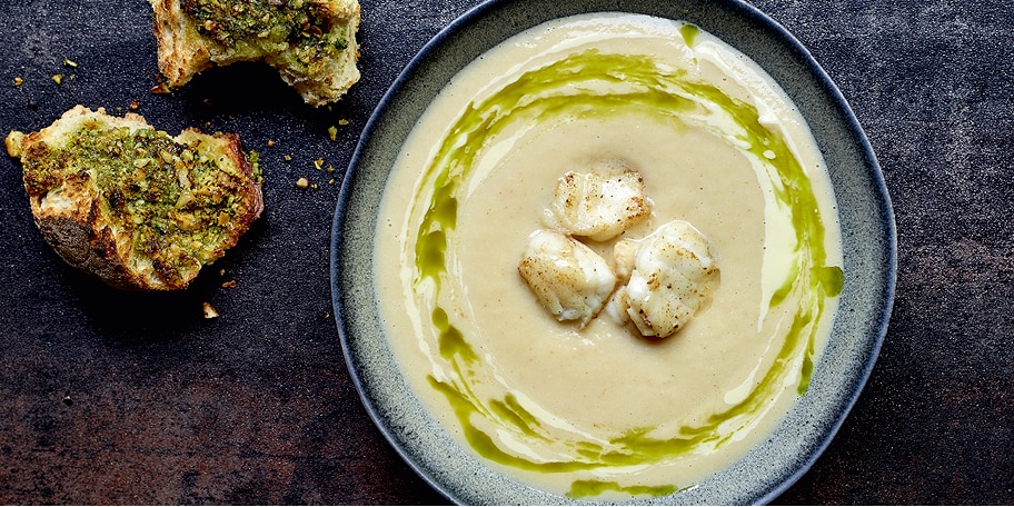 Soupe de légumes à la lotte, crème d'ail et huile de poireaux, croûtons au beurre de noix
