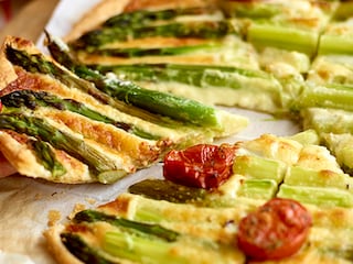 Quiche au fromage, asperges et tomates confites