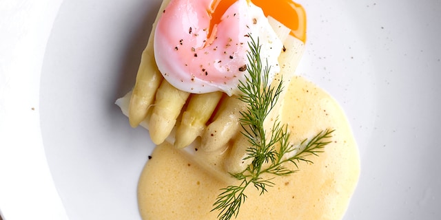 Asperges, sauce mousseline et œufs pochés