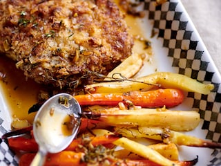 Côtes de veau panées, légumes-racines rôtis, sauce au thym