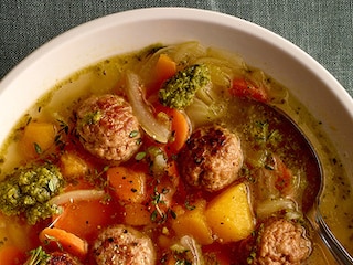 Soupe-repas aux boulettes et au pesto