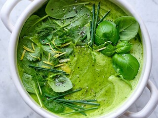 Ultragroene soep met kruiden en courgettes