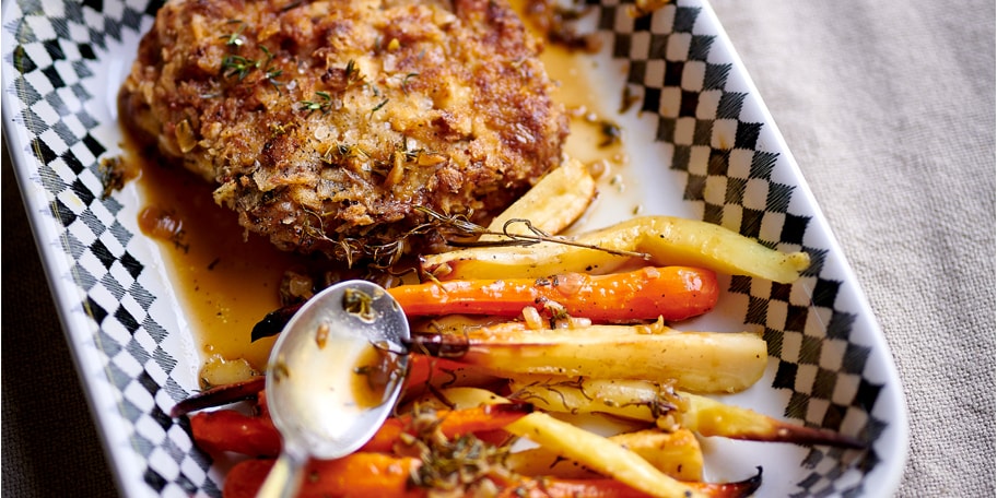 Côtes de veau panées, légumes-racines rôtis, sauce au thym