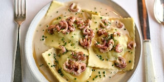 Ravioli met grijze garnalen, prei en garnalenbisque