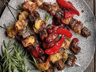 Hindebrochettes met pastinaak en spek, peren- en veenbessencompote