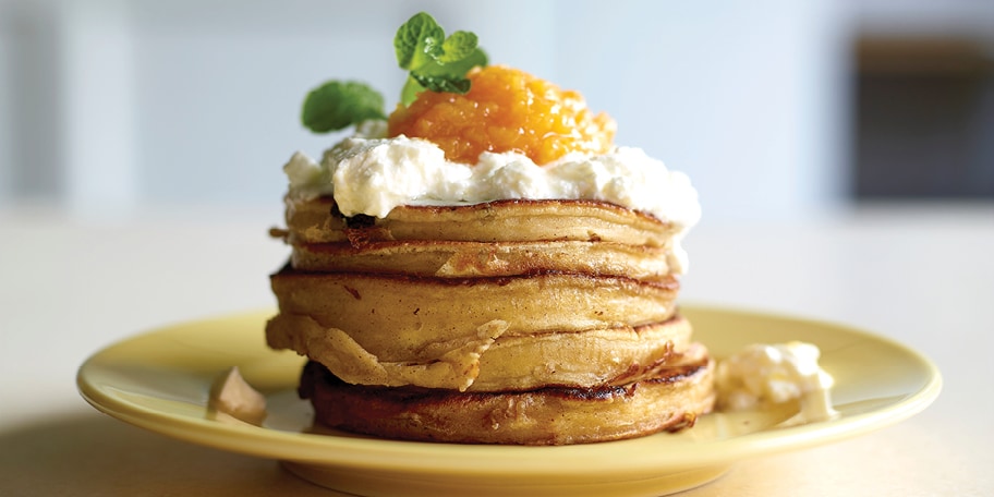 Pancakes à la faisselle et compote d’abricots séchés