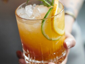 Mocktail met citrusvruchten, kurkuma en rozemarijngembersiroop