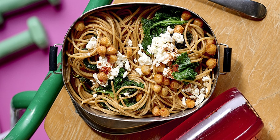 Volkorenspaghetti met kikkererwten, boerenkool en feta