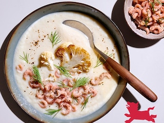 Soupe au chou-fleur rôti et aux crevettes grises