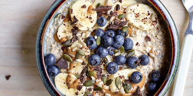 Overnight oats met chia, wortel- en rodebietensap met kurkuma