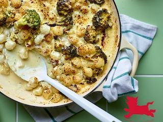 Gratin van homemade gnocchi met gegrilde broccoli en romige emmentalsaus