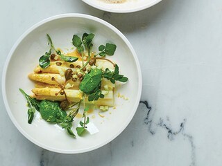 Asperges grillées, crème de cresson et beurre aux câpres