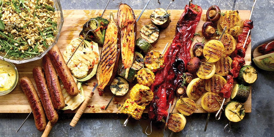 Brochettes de légumes, saucisses végétariennes et salade de pâtes au pesto