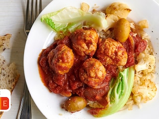 Boulettes sauce tomate aux olives, riz sauté au chou-fleur