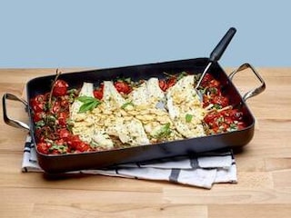 Tong met geroosterde kerstomaten en kappertjes