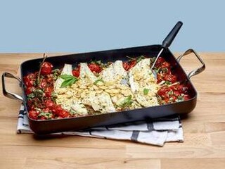 Tong met geroosterde kerstomaten en kappertjes