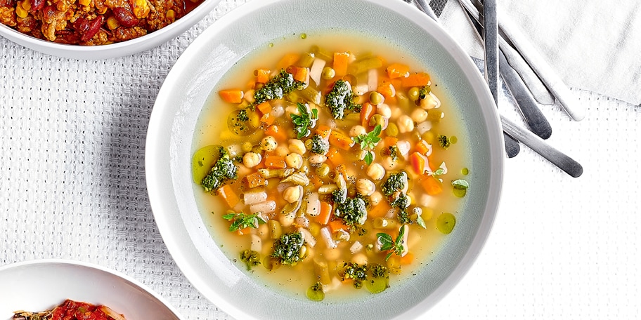 Soupe minute aux petits légumes et au pesto