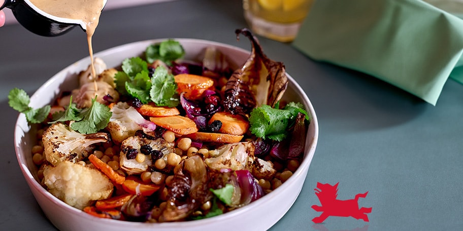 Salade de pois chiches aux légumes rôtis, sauce gingembre-cacahuètes