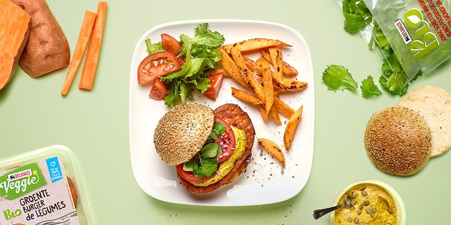 Vegetarische burgers met frietjes van zoete aardappel