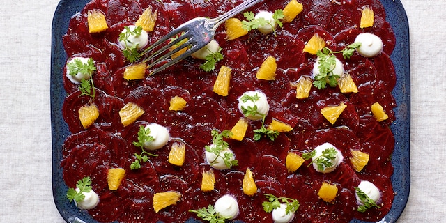 Rodebietencarpaccio met sinaasappel en ansjoviscrème