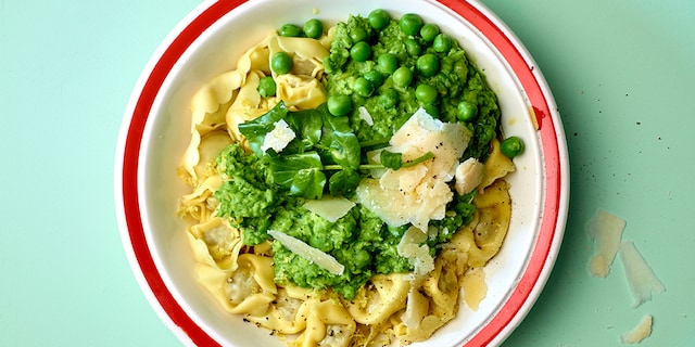 Tortellinis au jambon, sauce aux petits pois mi-cuits