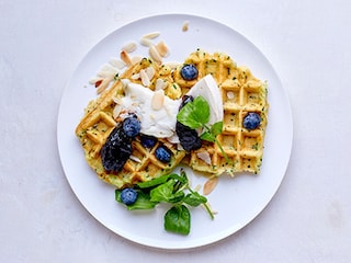 Aardappelwafels met geitenbrie en blauwe bessen