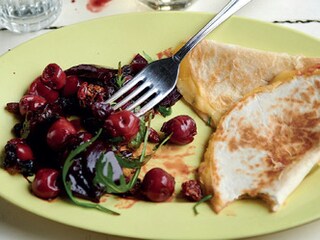 Piadine met Maredsous en kersensalsa