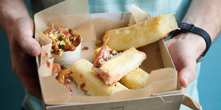 Fetarolletjes met salsa van vijgen en pistachenoten