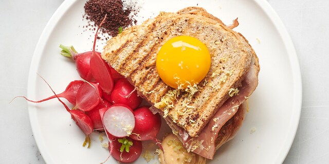 Croque madame au jambon d’Ardenne, pickles de radis