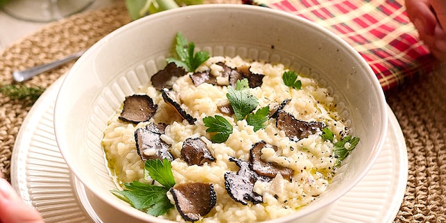 Risotto met truffelcarpaccio en kalkoenbouillon