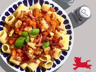 Rigatoni au poulet, lardons et sauce tomate aux légumes