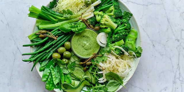 Grande salade toute verte avec vinaigrette chimichurri au yaourt