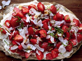 Pinsa met aardbeien en mascarpone