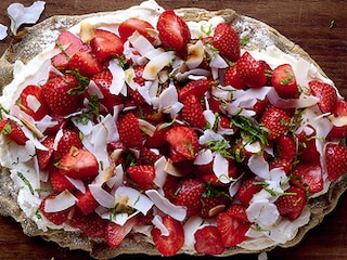 Pinsa met aardbeien en mascarpone