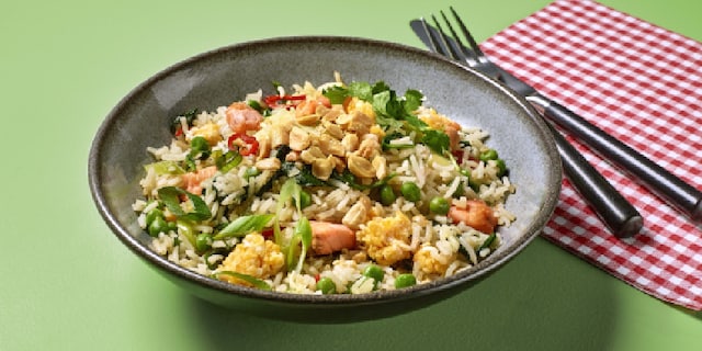 Riz sauté au saumon, épinards et petits pois