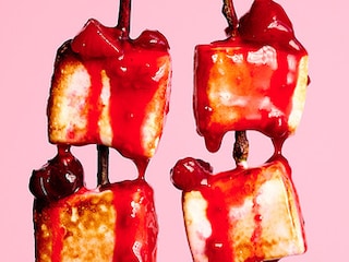 Brochettes de marshmallows grillés et poêlée de fruits rouges