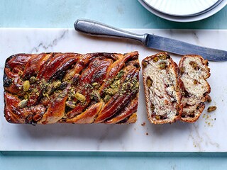 Babka met aardbeien en pistachenoten