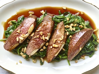 Magrets de canard aux épinards, sauce laquée au gingembre